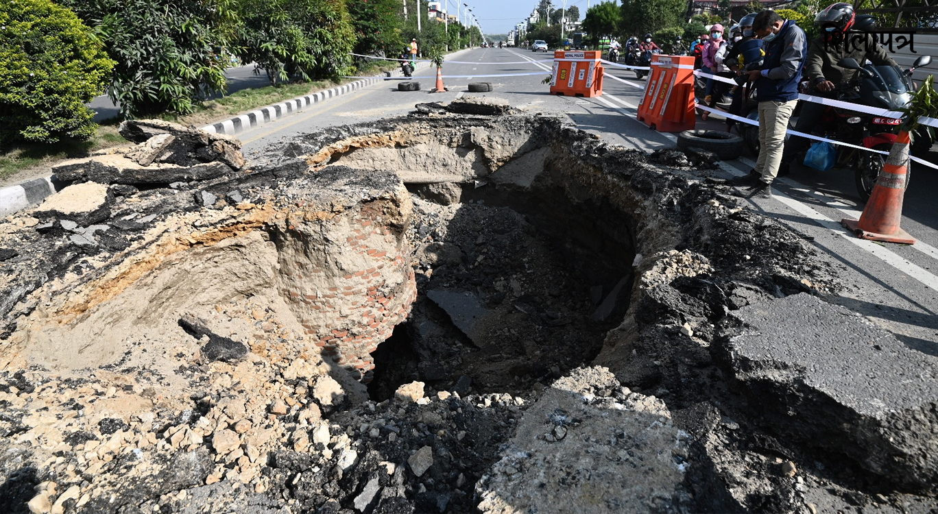 यस्तो छ बानेश्वरको बीच सडकमा परेको भ्वाङ (तस्वीरहरू)